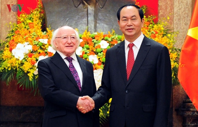 Chủ tịch nước Trần Đại Quang nhiệt liệt chào mừng Tổng thống Michael D. Higgins thăm cấp Nhà nước tới Việt Nam. 