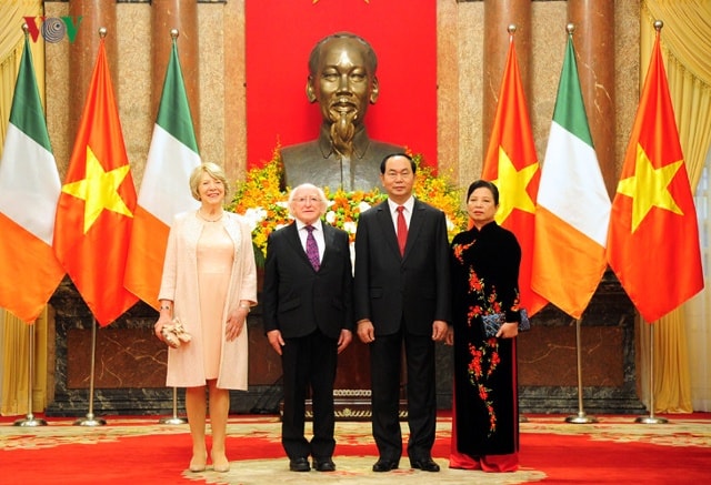 Chủ tịch nước Trần Đại Quang và Phu nhân chụp ảnh lưu niệm cùng Tổng thống Michael D. Higgins và Phu nhân.