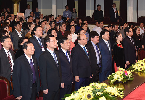 Thủ tướng Nguyễn Xuân Phúc và các đại biểu làm lễ chào cờ