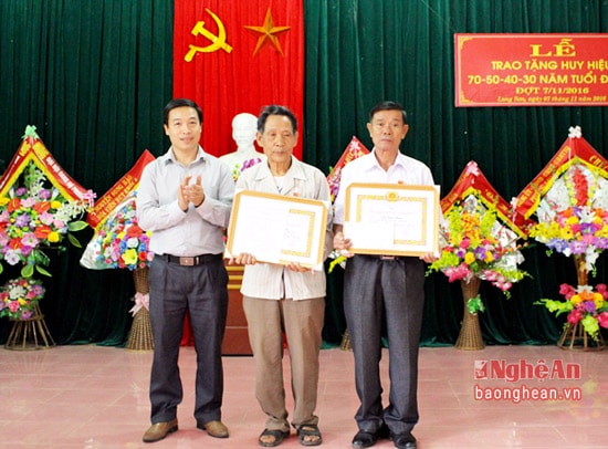 Trao Huy hiệu Đảng cho các Đảng viên Đảng bộ Phường Long Sơn, TX. Thái Hòa.