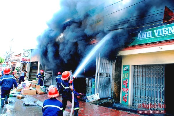 Đẩy lui hoả hoạn cứu nhà dân.Ảnh: Hồ Xuân Thành