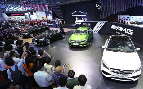 Danh mục dày đặc 27 mẫu xe của Mercedes thu hút lượng lớn khách tham quan.