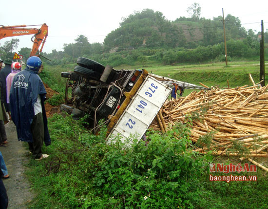 Chiếc xe tải bị lật,rất may không có người bị thương.