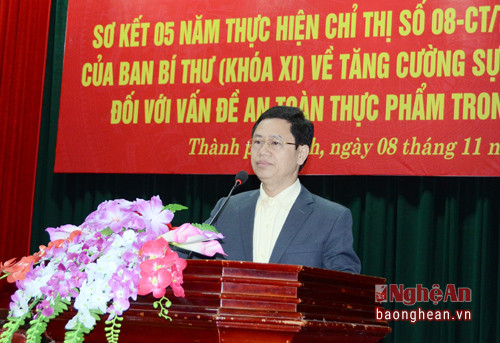 Đồng chí Nguyễn Xuân Sơn - Phó Bí thư Thường trực Tỉnh ủy, Chủ tịch HĐND tỉnh trao giải vàng cho các tác giả có tác phẩm xuất sắc nêu rõ: Các cấp ngành cần đưa các tiêu chí ATTP vào chỉ tiêu KTXH và xem đây là tiêu chí để xếp loại thi đua. 