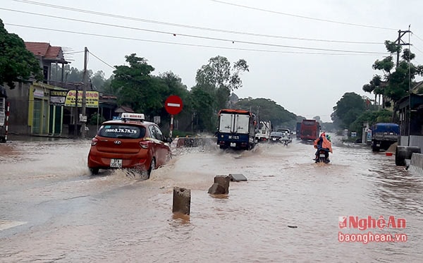 Nhiều đoạn ngập trên quốc lộ 1A qua địa bàn TX Hoàng Mai.