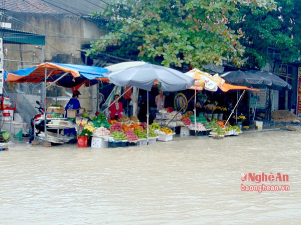 Mưa ngập đường nhưng nhiều quán hàng vẫn 