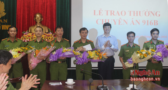 Đồng chí Lê Xuân Đại - Phó Chủ thường trực UBND tỉnh trao thưởng Ban chuyên án.