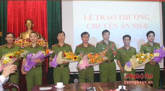 Đại tá Nguyễn Mạnh Hùng - Phó Giám đốc Công an tỉnh khen thưởng Ban chuyên án