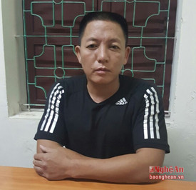 Đại tá Nguyễn Mạnh Hùng - Phó Giám đốc Công an tỉnh khen thưởng Ban chuyên án