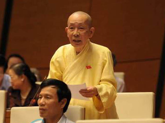 Đại biểu, Hòa thượng Thích Chơn Thiện trong một lần phát biểu trước Quốc hội. Ảnh: Thừa Thiên Huế Online