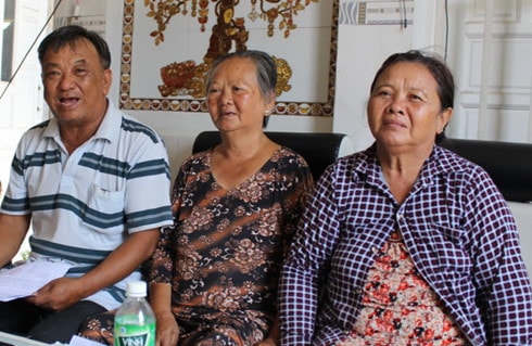 Các nạn nhân đồng tố cáo ông Lộc lừa đảo lấy tiền. (Ảnh: MINH TRÂN/Tuổi Trẻ).