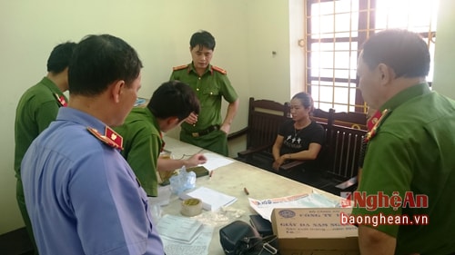 Ngành chức năng kiểm tra tang vật một  vụ án ma túy