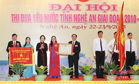 Báo Nghệ An nhận danh hiệu Anh hùng Lao động thời kỳ đổi mới. Ảnh: P.V