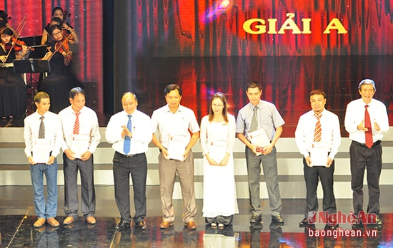 Phóng Viên Báo Nghệ An nhận giải A, Giải báo chí Quốc gia lần thứ 8 - 2014. Ảnh: P.V