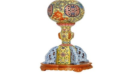 Chiếc giá để mũ quý hiếm trị giá ít nhất 370.000 USD. Ảnh: BNPS.