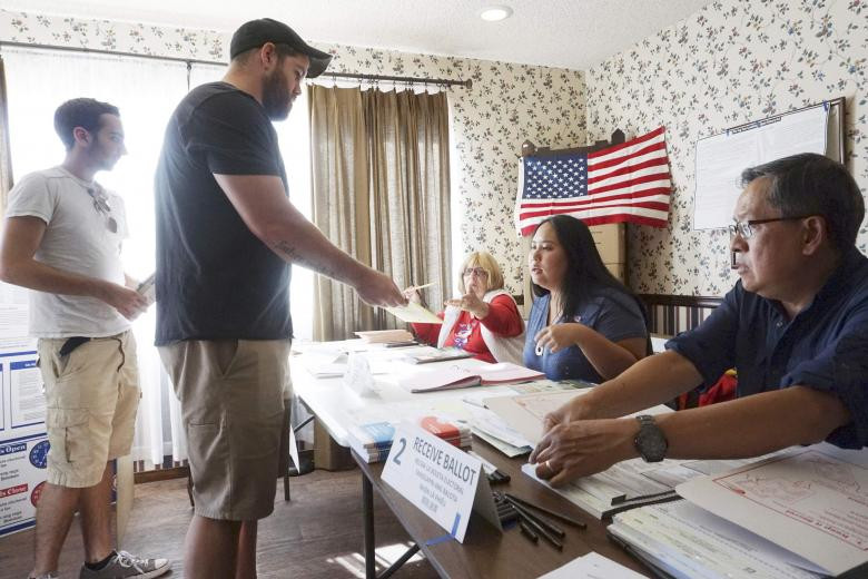 Cử tri đăng ký bỏ phiếu tại San Diego, California trong cuộc bầu cử tổng thống Mỹ 2016 ngày 8/11. Ảnh: Reuters.