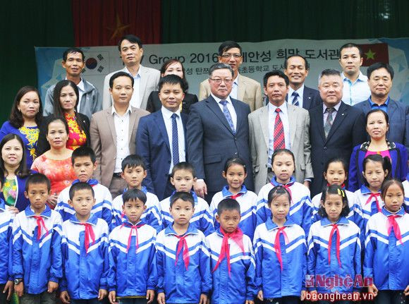 Lãnh đạo đoàn chụp ảnh lưu niệm với thầy cô giáo, các em học sinh trường Tiểu học Thanh Tùng.