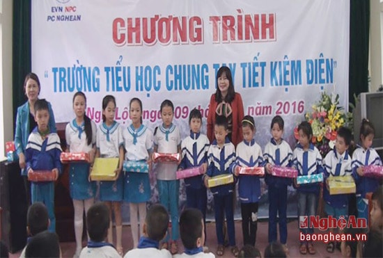 Lãnh đạo điện lực Nghệ An trao quà cho học sinh nghèo học giỏi trường Tiểu học Nghi Hoa.