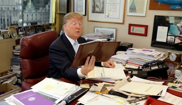 Donald Trump trên chiếc bàn làm việc không có máy tính của mình năm 2010. Ảnh: AP.  