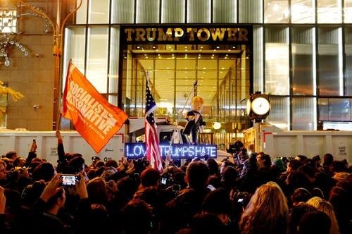 Ảnh 2: Đám đông biểu tình trước Trump Tower ở Manhattan (Ảnh: Reuters)