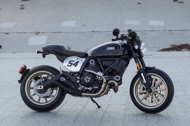 Xe vẫn giữ thiết kế cơ bản của Ducati Scrambler nhưng được bổ xung các chi tiết nhấn nhá mang dấu ấn Cafe Racer.