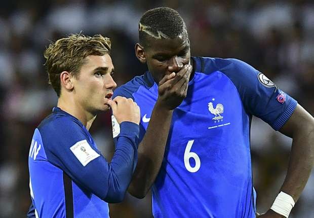  Griezmann luôn hỏi han Pogba về tình hình của Manchester United. Ảnh: Internet.