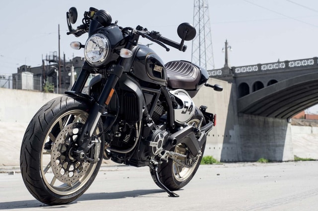 Ducati Scrambler Cafe Racer với tay lái ở vị trí thấp và có dạng gù.