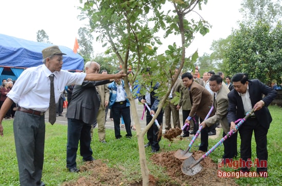 Chủ tịch UBND tỉnh Nguyễn Xuân Đường trồng cây lưu niệm tại xóm Đa Cát.