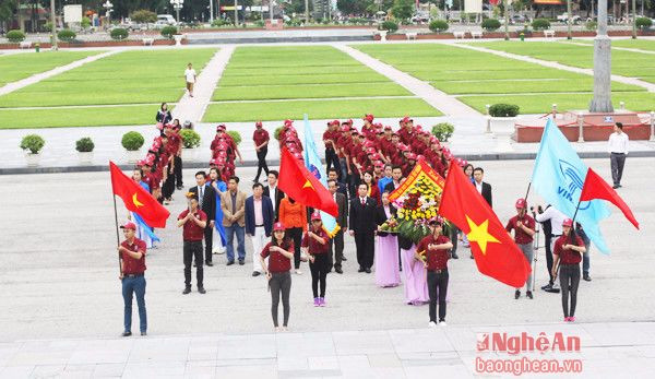 Ban giám hiệu và sinh viên trường Đại học Nguyễn Tất Thành dâng hoa lên Bác.
