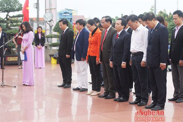 Các đại biểu thành kính tưởng niệm trước anh linh của Chủ tịch Hồ Chí Minh.