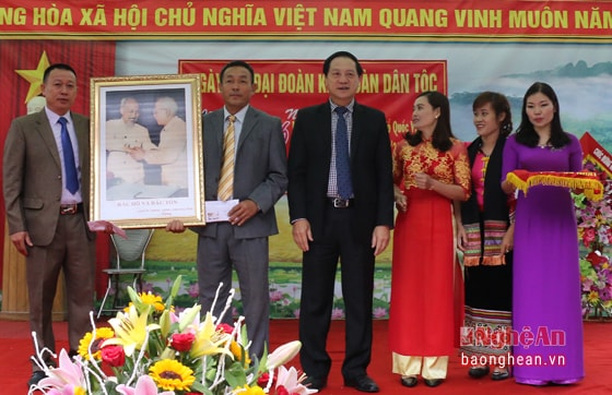 Đồng chí Lê Minh Thông trao tặng mòn quà của tỉnh cho người dân xóm Quang Thắng