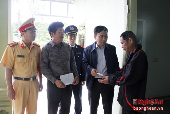 Đoàn công tác động viên, tặng quà anh Nguyễn Hữu Phú ở xóm 14, xã Quỳnh Châu bị chấn thương sọ não trong một vụ tai nạn giao thông.