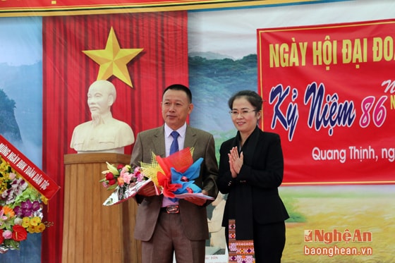 Đồng chí Hồ Thị Minh Sinh, UV BCH Đảng bộ, Bí thư huyện ủy trao quà của chính quyền huyện cho ban cán sự xóm Quang Thịnh
