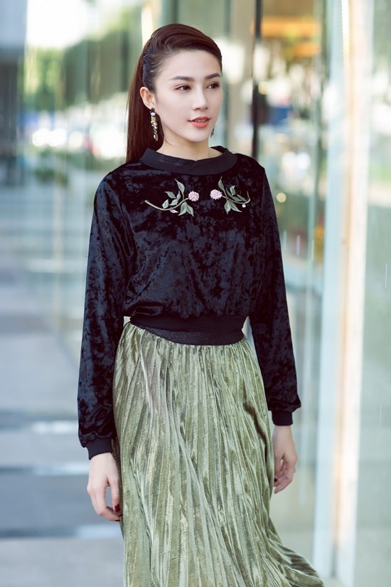 Lê Hà chọn chân váy dập pli ánh kim cùng áo len nhung thời thượng cho ngày dạo phố cuối thu.