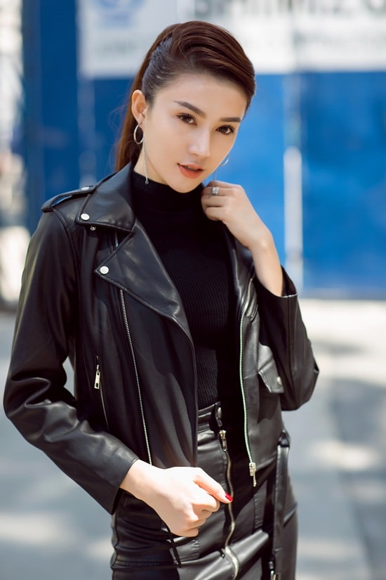 Cô kết hợp cùng chân váy da và áo cổ lọ thời thượng.