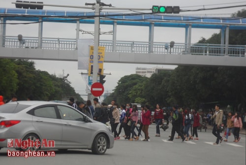 Lúc tan trường, sinh viên nhốn nháo “băng qua” đường trong khi cầu vượt bỏ trống.