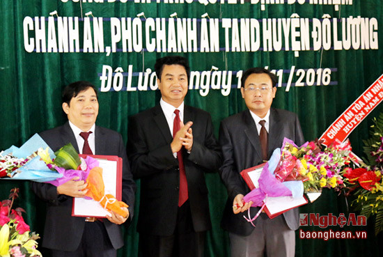 Ông Hồ Đình Trung – Chánh án TAND tỉnh đã trao QĐ cho ông Phan Văn Nguyễn và ông Nguyễn Đức Anh.
