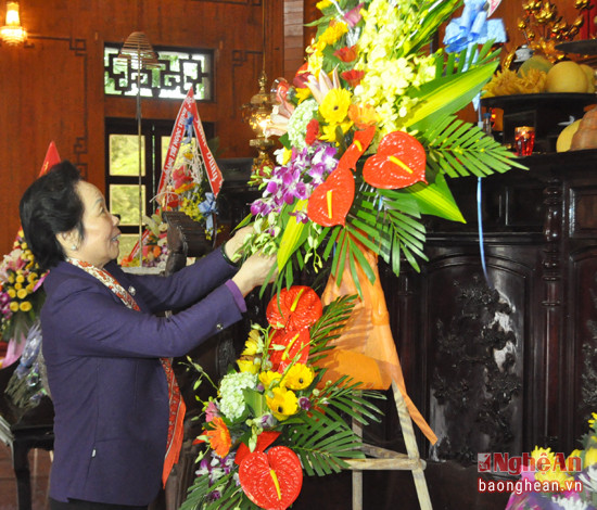 Đồng chí Nguyễn Thị Doan dâng hoa tưởng niệm Chủ tịch Hồ Chí Minh