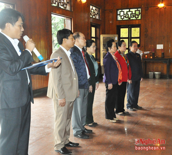 Đồng chí Nguyễn Thị Doan và đoàn công tác làm lễ tưởng niệm Chủ tịch Hồ Chí Minh
