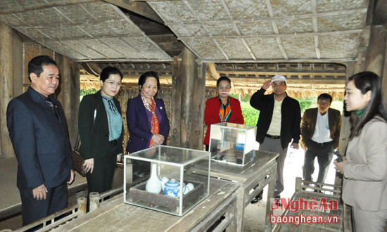 Đồng chí Nguyễn Thị Doan và đoàn công tác nghe thuyết minh về các kỷ vật gắn bó với thời niên thiếu của Bác Hồ tại quê ngoại, làng Hoàng Trù.