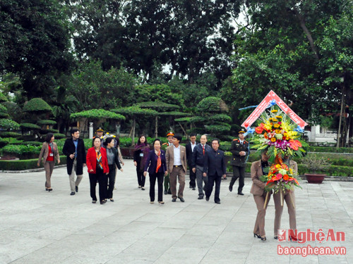 Đồng chí Nguyễn Thị Doan và đoàn công tác về Khu di tích Kiên Liên tưởng niệm Chủ tịch Hồ Chí Minh