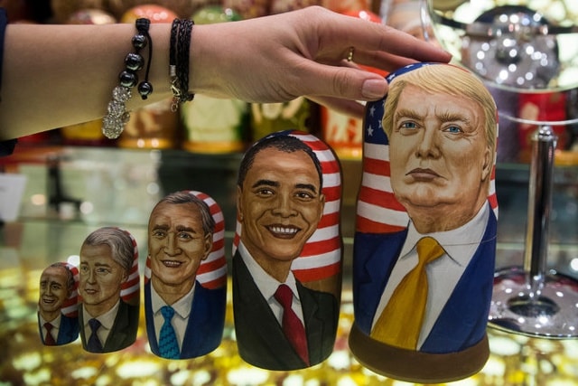 Búp bê truyền thống matryoshka của Nga mô phỏng (từ trái sang) các tổng thống George Bush, Bill Clinton, George W. Bush, Barack Obama và tổng thống vừa đắc cử Donald J. Trump trong một cửa hàng tại Moskva. Ảnh: AP.