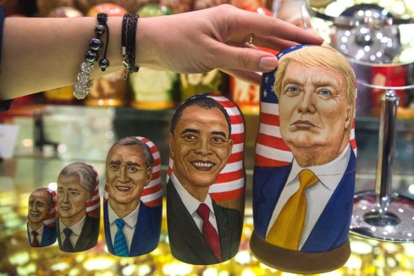 Vật phẩm lưu niệm in hình Donald Trump đã được bày bán.Ảnh: NYT