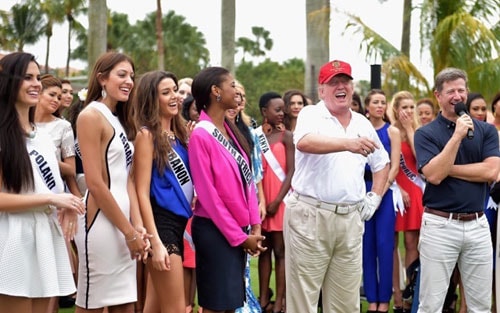 khoanh-khac-donald-trump-vui-dua-ben-cac-hoa-hau-1