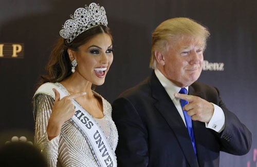 khoanh-khac-donald-trump-vui-dua-ben-cac-hoa-hau-2