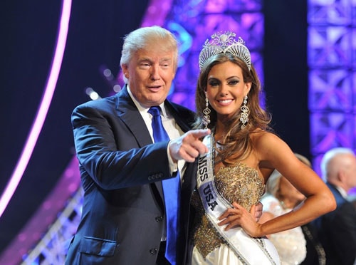 khoanh-khac-donald-trump-vui-dua-ben-cac-hoa-hau-5