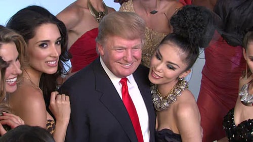 khoanh-khac-donald-trump-vui-dua-ben-cac-hoa-hau-7