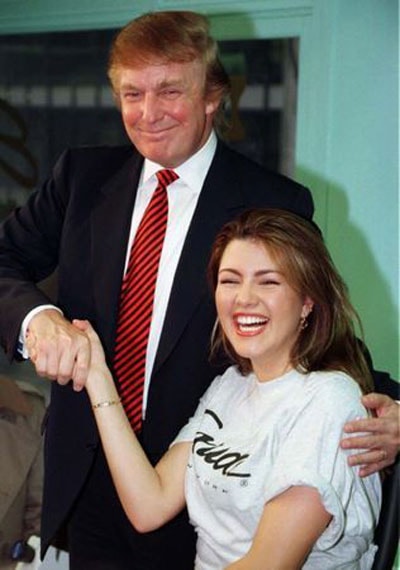 khoanh-khac-donald-trump-vui-dua-ben-cac-hoa-hau-10