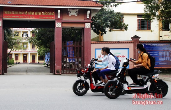 Hiện tình trạng rất nhiều học sinh không chấp hành luật giao thông đường bộ.