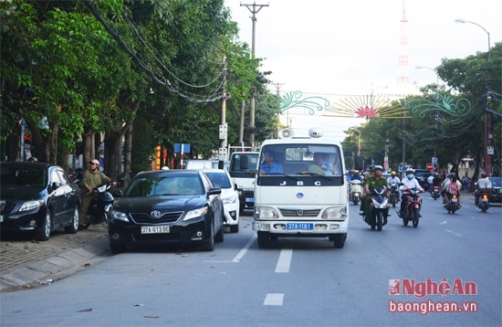 Công an TP. Vinh tuyên truyền Luật giao thông đường bộ trên các tuyến phố.